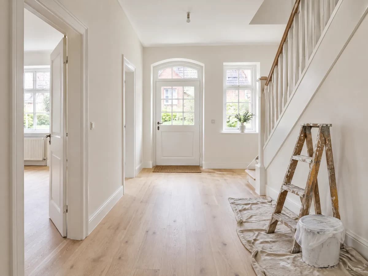 Frisch renovierter heller Flur mit neuem Holzboden